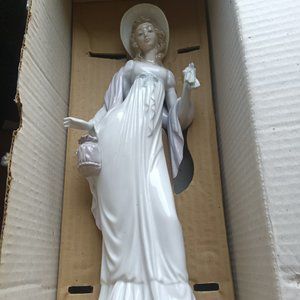 LLADRO GENUINE  COLLECTIBLS PORCELAIN FROM SPAIN